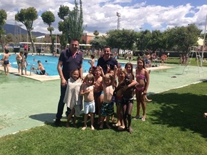 Algunos de los escolares del Colegio Muixara junto a Sergio Villalba, concejal de Deportes y Bernabé Cano, alcalde de La Nucía