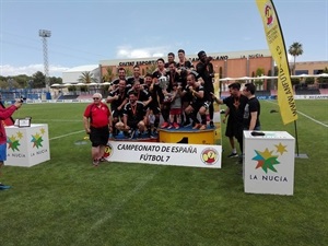 Entrega del trofeo de campeones a OPT Sin Límites de Madrid, por parte de Pepe Cano, concejal de Participación Ciudadana