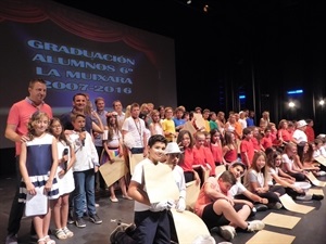 Los alumnos y profesroes  de  sexto de primaria con sus orlas junto a Bernabé Cano, alcalde de La Nucía y Sergio Villalba, concejal de Educación