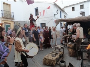 65 puestos de artesanos componene el Mercado Medieval con mucha animación callejera