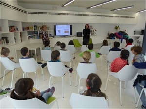 Mª Francisca Negro Llorens, tercer premio en 2015, participando en una jornada de cuentacuentos intergeneracional en "La Casilla"