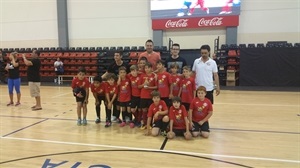 Equipo benjamín de La Nucía  junto a Sergio Villalba, concejal de Deportes y Pepe Cano, concejal de Participación Ciudadana