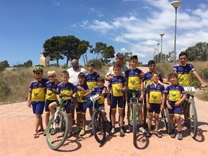 Los ciclistas nucieros junto a sus monitores en el Camp. Autonómico en la Vila Joiosa