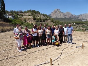 Los 21 adjudicatarios de los Ecohuertos de La Nucía junto a Bernabé Cano, alcalde de La Nucía y Cristóbal Llorens, concejal de Medio Ambiente