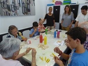 Presentación de "Aprendiendo de Nuestros Mayores" en el Centro de Día de La Nucía con Anna Matarredona, dtra.  Centro Dia y MªJesús Jumilla, conc. Juventud