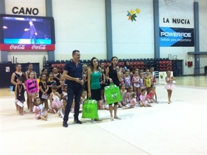 Sergio Villalba, concejal de Deportes, junto a las monitoras de Gimnasia Rítmica en la clausura de la temporada 2015-2016