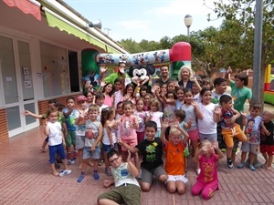 Alumnos de la XVII Escola d'Estiu junto a Beatriz Pérez-Hickman, concejala de Bienestar Social y Bernabé Cano, alcalde de La Nucía