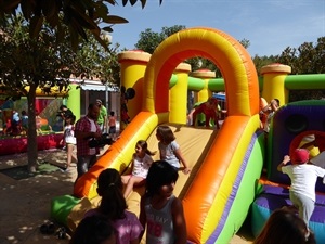 El inicio de l'Escola d'Estiu ha contado con castillos hinchables