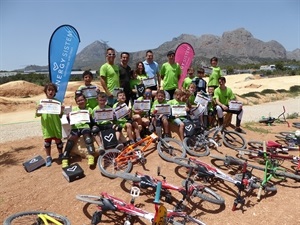 Alumnos y monitores del III Energy Camp BMX La Nucía junto a Bernabé Cano, alcale de La Nucía y Sergio Villlaba, concejal de Deportes