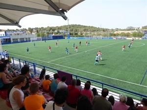 Las gradas de la Ciutat Esportiva Camilo Cano de La Nucía estaban llenas esta mañana