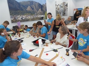 Mª Jesús Jumilla, concejala de Juventud, visitando el taller de manualidades intergeneracional en el Centro de Día