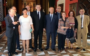 Los nuevos académicos de l'Acadèmia Valenciana de la Llengua junto a Ximo Puig, pte. Generalitat Valenciana