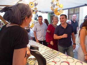 Bernabé Cano, alcalde de La Nucía, visitando uno de los puestos de esta Feria de Artesanía Medieval