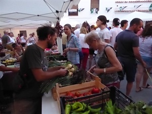 Los puestos del Mercat de la Terra de productos agroecológicos han tenido una gran aceptación