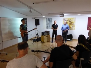 Pedro Lloret, concejal de Cultura, y Román Rodríguez, director del curso, en la inauguración del X Curso de Música Moderna