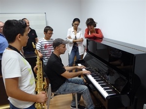 Alumnos de teclado y viento en una sesión conjunta