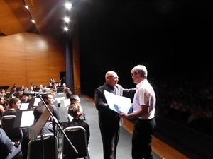 Ximo Cano, pte. Unió Musical La Nucía, entregó un detalle al director de la banda de Torre Pacheco