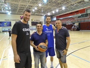 los jugadores ACB del Joventut de Badalona Sergi Vidal y Albert Miralles (Joventut Badalona ACB) junto a  Bernabé Cano, alcalde de La Nucía y Sergio Villaba, concejal  Deportes.