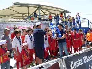 El U.D. Canals recibiendo la copa de Mejor Clubs de la 23ª CBCup de manos de Bernabé Cano, alcalde de La Nucía