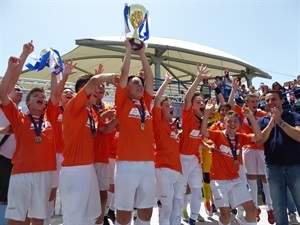 El C.D. Madrileño alzando la copa de campeón de categoría B14