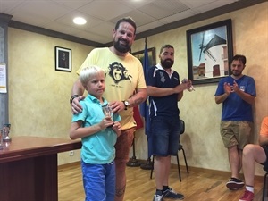 Vidar Bjornas recibiendo su trofeo como subcampeón sub10 en Cox