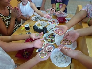 Pulseras y collares elaboradas por los alumnos en el Taller de Abalorios