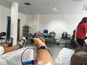 Los requisitos para donar sangre es ser mayor de 18 años y menor de 65 y pesar más de 50 kg.