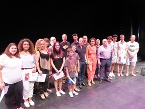 Alumnos del X Curso de Música Moderna de La Nucía junto al director de curso Román Rodríguez, Eva Valero, dtra. Sedes Univ. UA y Pedro Lloret, concejald e Cultura