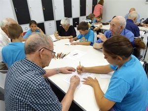 Jóvenes y mayores trabajan de forma conjunta