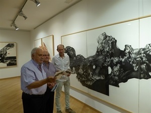 Pepe Azorín explicando uno de sus cuadros a Pedro Lloret, concejal de Cultura y Francesc Sempere, director de l'Auditori