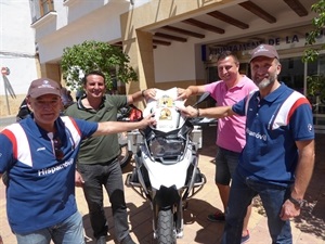 Los pilotos Jaume Barrachina  y Hans Schneegluth junto a Sergio Villalba, concejal de Deportes y Bernabé Cano, alcalde de La Nucía