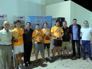 Los tres primeros clasificados del Autonómico Juvenil junto a los representantes de la Federación de Colombicultura, Bernabé Cano, alcalde de La Nucía y Sergio Villalba, concejal de Deportes.