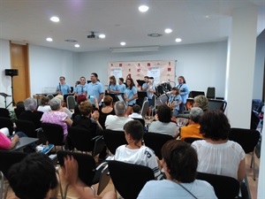 La banda juvenil de Tárbena y su director, saludando al final del concierto