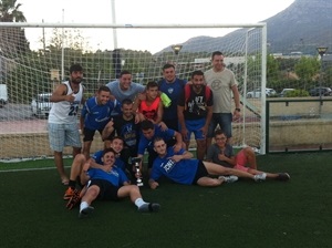 El equipo campeón con la copa junto a Sergio Villalba, concejal de Deportes