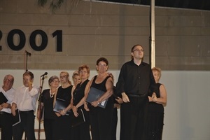 El "mestre" Ramón Lorente saludando al final del concierto