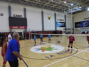 El entrenador Ángel Babio dirigiendo un entrenamiento