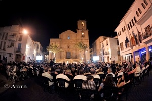 La presentación del "Llibre de Festes d'Agost" llena cada año la plaça Major de público festero y no festero