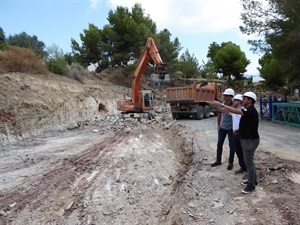 Bernabé Cano, alcalde de La Nucía y Miguel A. Ivorra, concejal de Urbanismo, visitando las obras del Albergue del CEM Captivador