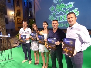 Ángela Cano, reina 2015, Olga Fernández, futura reina 2016, Víctor Jumilla, pte. Majorals 2016, Cristóbal Llorens, concejal de Fiestas y Bernabé Cano, alcalde de La Nucía