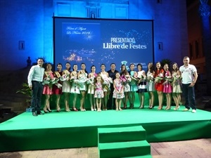 Reina y damas de 2016 y futura reina y damas 2016 junto al alcalde y concejal de fiestas al finalizar el acto