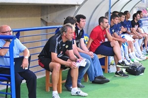 Juan Carlos Mandía, entrenador del Hércules C.F., en 2012 en los banquillos de la Ciutat Esportiva Camilo Cano