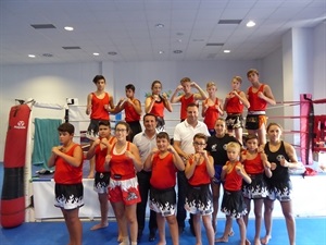 Alumnos del Campus de Muay Thai, junto a la pentacampeona del mundo Eva Naranjo, Sergio Villalba, concejal de Deportes y Bernabé Cano, alcalde de La Nucía