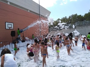 La fiesta de la espuma se desarrolló en el patio del Colegio Sant Rafel de La Nucía