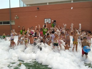 Monitores y alumnos se refrescaron en la "fiesta de la espuma"