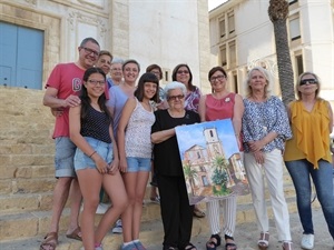 Rosa García junto a su familia, representantes de AECC La Nucía y Beatriz Pérez-Hickman, concejala de Bienestar Social de La Nucía