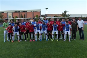 La Nucia CF y Hercules C.F. antes del encuentro junto a Bernabé Cano, alcalde de La Nucía y Sergio Villalba, concejal de Deportes