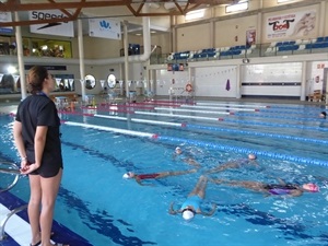 Las alumnos del Campus realizando un ejercicio en la Piscina Climatizada Camilo Cano