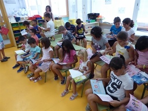 Cada alumno de l'Escola d'Estiu ha recibido un ejemplar del cuento “La Niña que descubrió la belleza”“La Niña que descubrió la belleza"