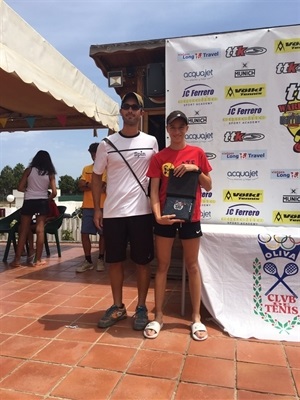 Lucia Llinares recogiendo el trofeo del TTK Valencia 2016