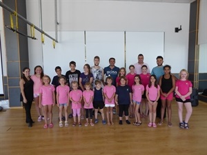 Profesores y alumnos del Campus de Baile Deportivo junto a Bernabé Cano, alcalde de La Nucía y Sergio Villalba, concejal de Deportes